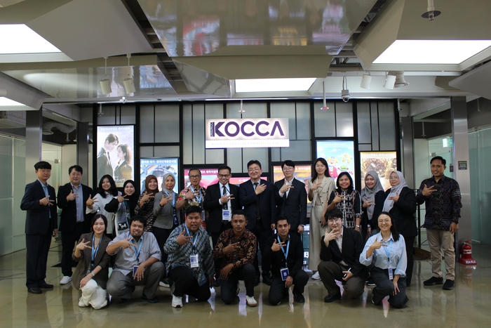지난달 17일 한국콘텐츠진흥원 CKL 기업지원센터에서 인도네시아 대표단과 문화체육관광부·한국콘텐츠진흥원 관계자들이 기념 촬영을 하고 있다.[콘진원 제공]