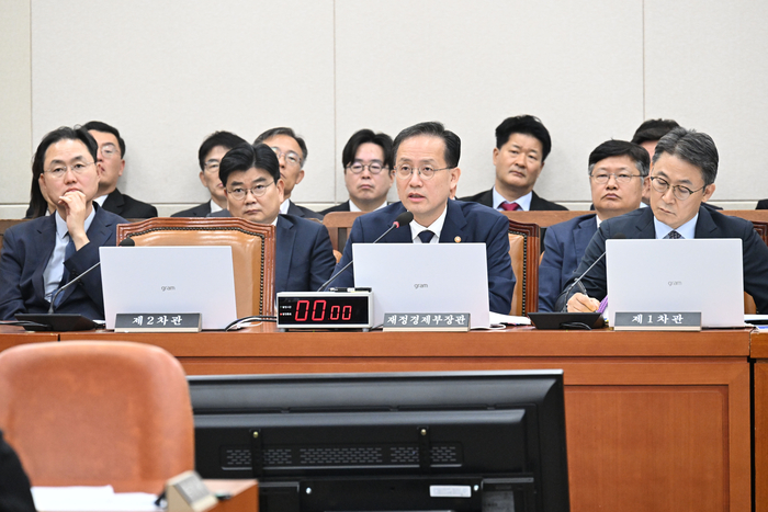 이형일 부총리 겸 재정경제부 장관이 10월 6일 서울 영등포구 국회의사당에서 열린 '2026년 재정경제부 국정감사'에서 의원질의에 답변하고 있다. (사진=재정경제부)