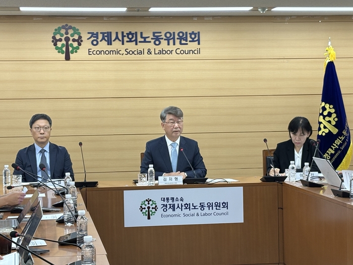 김지형 경제사회노동위원회 위원장이 6일 서울 종로구 경사노위 대회의실에서 발언을 하고 있다. (사진=경사노위)