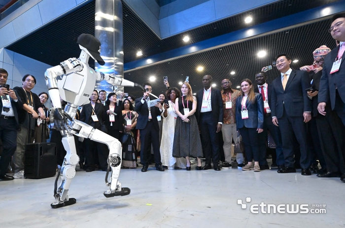 [포토] 휴머노이드 로봇 AI 사피엔스의 춤사위
