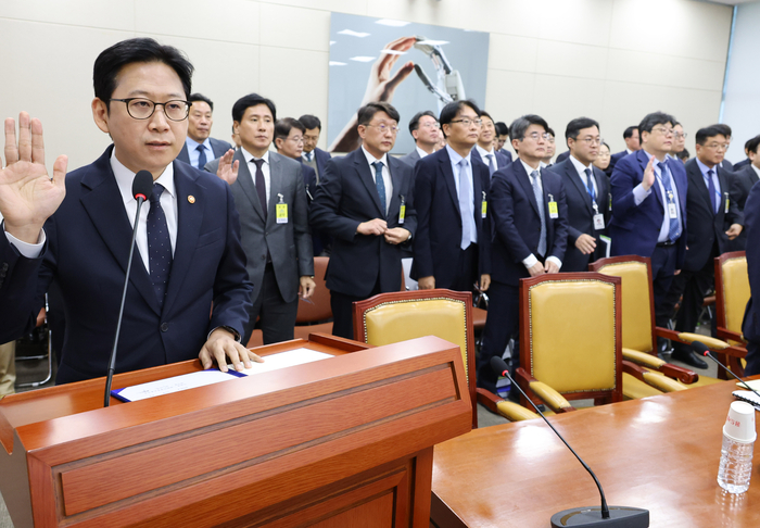 배경훈 부총리 겸 과학기술정보통신부 장관이 6일 국회에서 열린 과학기술정보방송통신위원회 국정감사에서 증인 선서를 하고 있다.