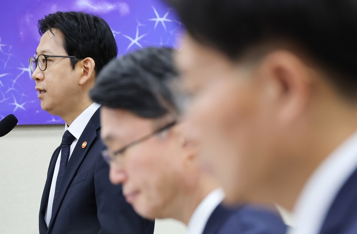 배경훈 부총리 겸 과학기술정보통신부 장관이 6일 국회에서 열린 과학기술정보방송통신위원회 국정감사에 참석, 업무보고를 하고 있다.