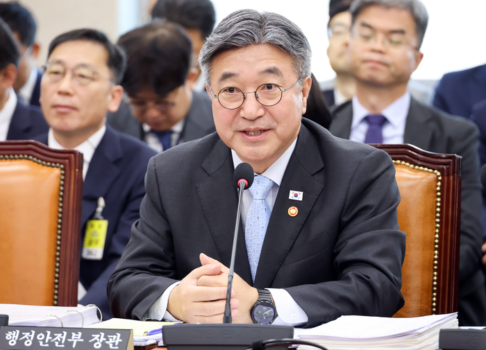 6일 국회에서 열린 행정안전위원회 국정감사에서 윤호중 행정안전부 장관이 의원들의 질의에 답변하고 있다.  연합뉴스