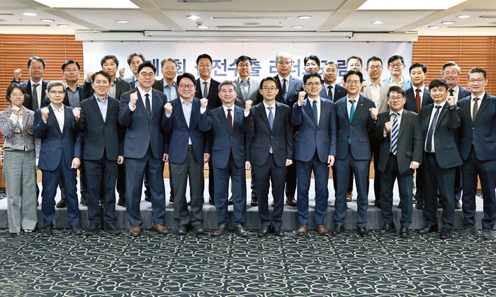 원전수출 리더스포럼 참석자들이 기념 촬영을 하고 있다. (사진=산업통상부)