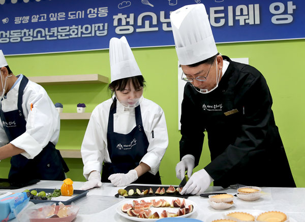 성동청소년문화의집 요리 수업 보조강사로 근무중인 유보화 성동구청장.