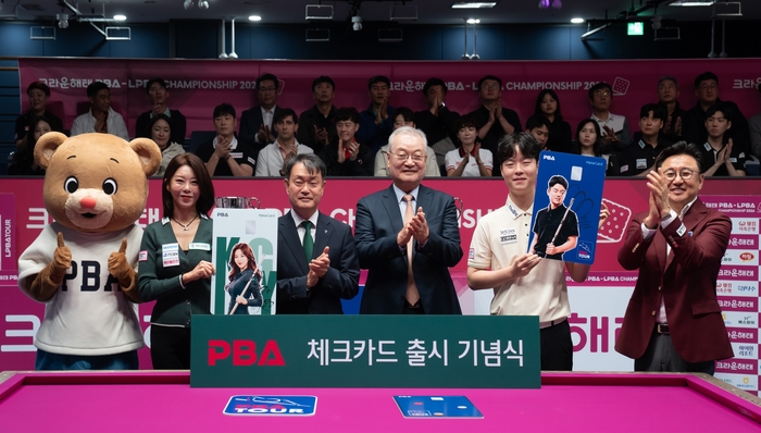 지난 6일 고양 킨텍스 PBA 스타디움에서 열린 출시 기념식에서 (좌측부터) 김가영 하나페이 프로당구단 선수, 성영수 하나카드 대표이사, 윤영달 PBA 총재, 김영원 하림 프로당구단 선수, 장상진 PBA 부총재가 기념촬영을 하고 있다. (사진=프로당구협회)