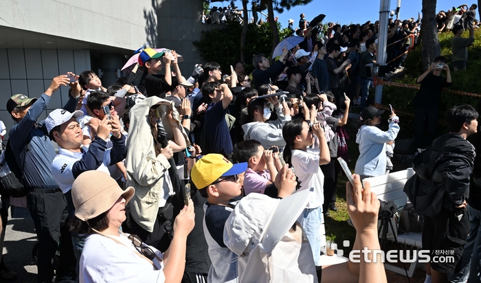 [포토] 누리호 발사 지켜보는 관람객