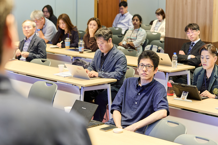 제9회 아시아 소재 데이터 심포지엄 참석자들이 발표를 경청하고 있다.