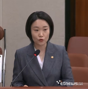 이소영 중소벤처기업부 장관이 국정감사에서 인사말을 하고 있다.