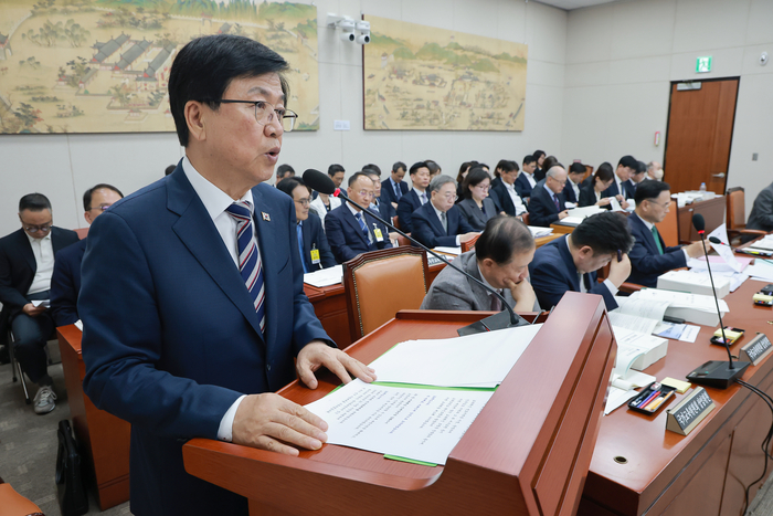 7일 국회 교육위원회에서 열린 교육부, 국가교육위원회 등에 대한 국정감사에서 최교진 교육부 장관이 업무보고 하고 있다. (사진=연합뉴스)