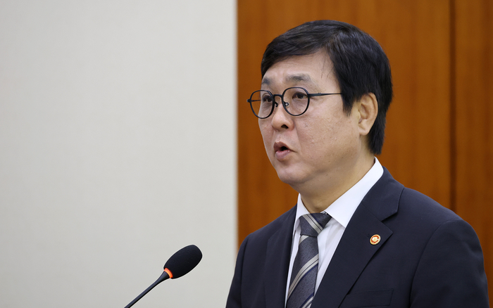 국정감사 업무보고 하는 최휘영 장관     (서울=연합뉴스) 이동해 기자 = 최휘영 문화체육관광부 장관이 7일 국회 문화체육관광위원회에서 열린 문화체육관광부에 대한 국정감사에서 업무보고를 하고 있다. 2026.10.7     eastsea@yna.co.kr (끝)