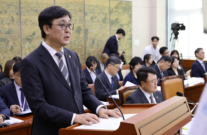 국정감사 업무보고 하는 최휘영 장관 (서울=연합뉴스) 이동해 기자 = 최휘영 문화체육관광부 장관이 7일 국회 문화체육관광위원회에서 열린 문화체육관광부에 대한 국정감사에서 업무보고를 하고 있다. 2026.10.7 eastsea@yna.co.kr (끝)