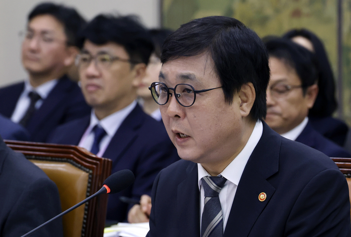 국정감사 질의 답하는 최휘영 장관 (서울=연합뉴스) 이동해 기자 = 최휘영 문화체육관광부 장관이 7일 국회 문화체육관광위원회에서 열린 문화체육관광부에 대한 국정감사에서 의원 질의에 답하고 있다. 2026.10.7 eastsea@yna.co.kr (끝)