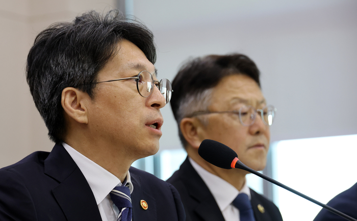 홍지선 국토교통부 장관이 7일 국회 국토교통위원회에서 열린 국토교통부 등에 대한 국정감사에서 의원 질의에 답하고 있다. (사진=연합뉴스)