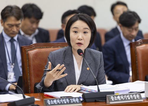 이소영 중소벤처기업부 장관이 7일 국회에서 열린 산업통상자원중소벤처기업위원회 국정감사에 출석해 의원 질의에 답하고 있다.