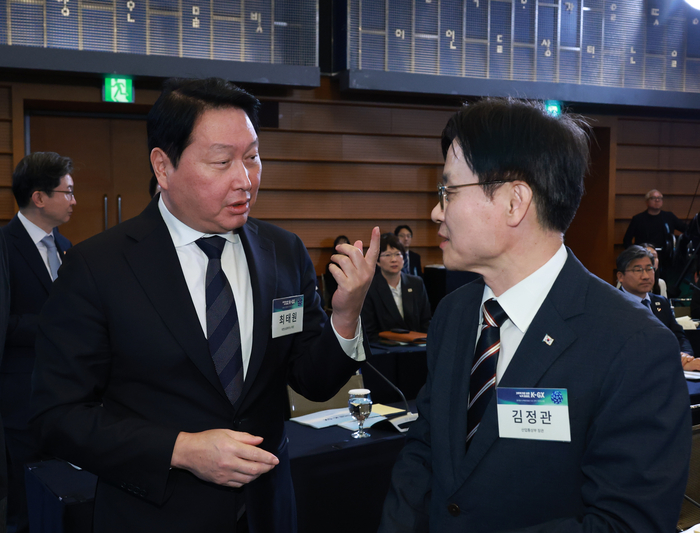 최태원 대한상의 회장과 김정관 산업부 장관이 7일 서울 한 회의장에서 열린 한국형 녹색 대전환(K-GX) 전략 국민보고회 시작 전 대화를 나누고 있다. 연합뉴스