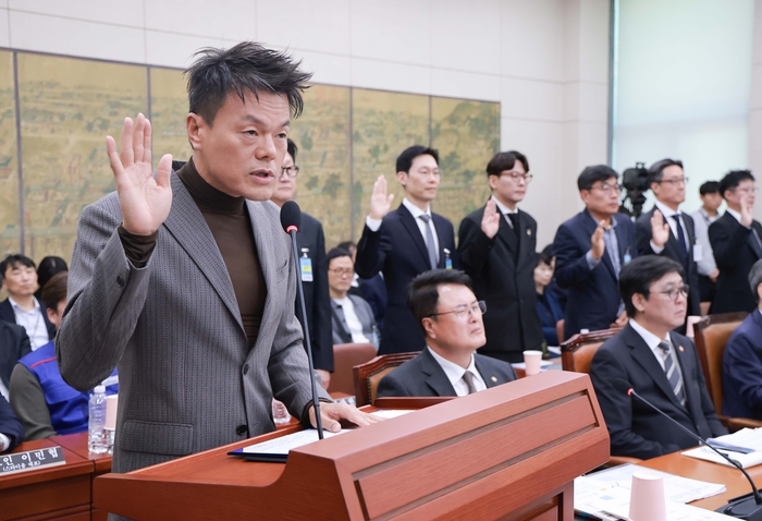 증인 선서하는 박진영     (서울=연합뉴스) 신현우 기자 = 7일 국회 문화체육관광위원회에서 열린 문화체육관광부에 대한 국정감사에서 증인으로 출석한 박진영 대중문화교류위원회 공동위원장이 선서하고 있다. 2026.10.7     nowwego@yna.co.kr (끝)