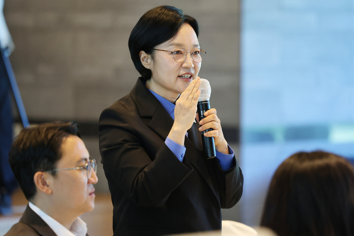 한성숙 국무총리가 취임 100일을 하루 앞둔 7일 세종시 국무총리 세종공관에서 열린 출입기자단 오찬 간담회에서 질문에 답변하고 있다. 연합뉴스