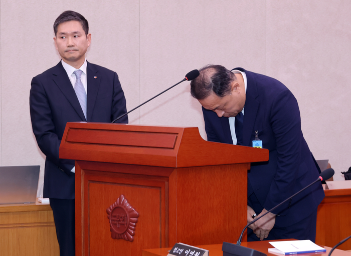이운익 삼양사 대표(오른쪽)가 7일 국회에서 열린 농림축산식품해양수산위원회 국정감사에서 담합 등 부당거래행위와 관련, 고개 숙여 사과하고 있다. 왼쪽은 김찬호 CJ 제일제당 대표. 〈자료 연합뉴스〉