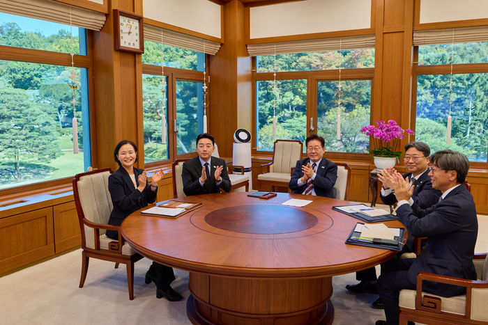 이재명 대통령이 7일 청와대에서 한국형 발사체 누리호 5차 발사 성공 중계 화면을 보며 박수치고 있다. 왼쪽부터 이해민 AI미래기획수석비서관, 강훈식 대통령비서실장, 이 대통령, 하준경 정책실장, 김성완 대변인. 연합뉴스