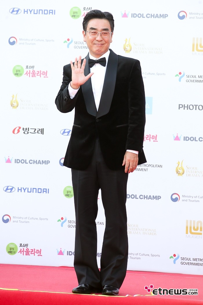 [ET포토] 류승룡, '선량한 미소로 인사'