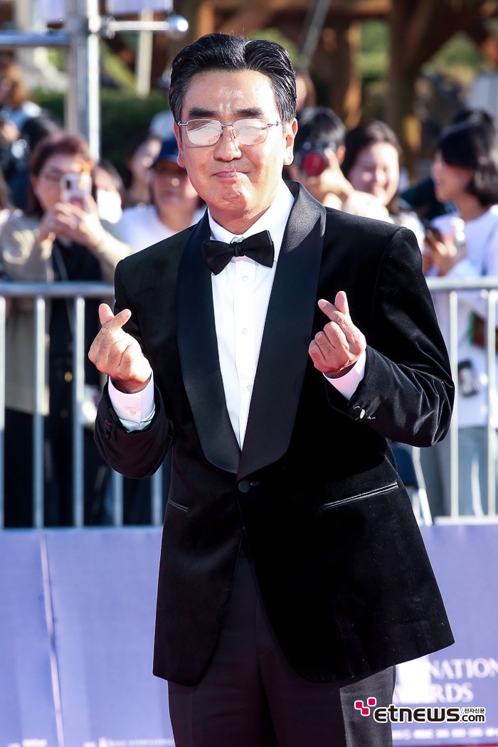 [ET포토] 류승룡, '더블 하트 짠'