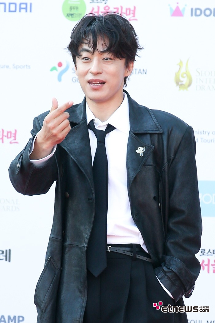 [ET포토] 구교환, '공식 유부남의 하트'