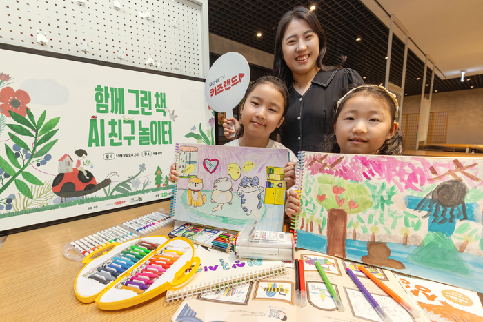 엄마와 아이 모델이 그림을 그리는 모습