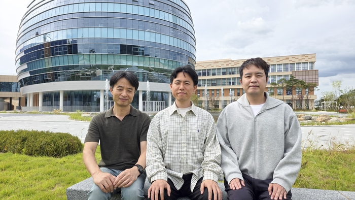 왼쪽부터 오상호 교수, 변진호 연구교수, 정지훈 박사.