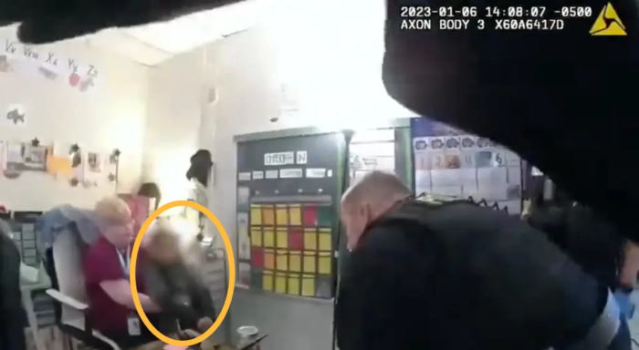 지난 2023년 1월 미국 버지니아주 뉴포트뉴스에서 발생한 교실 내 총격 사건의 가해 학생J군(당시 6세) 자신을 제지하는 교사와 경찰을 향해 욕설을 내뱉고 있다. 사진=Newport News Police Department