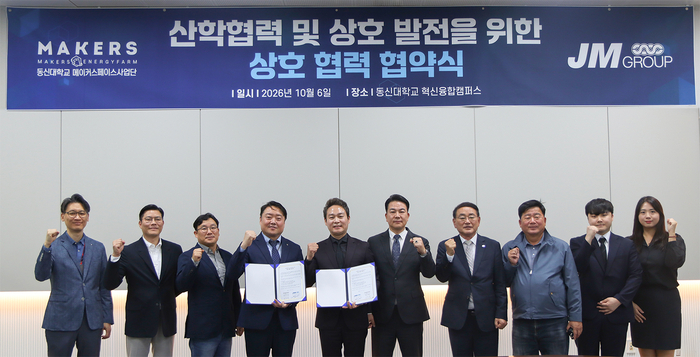 동신대 이동휘 메이커스페이스사업단장(왼쪽)과 JM그룹 김정민 대표(오른쪽)가 동신대학교 혁신융합캠퍼스에서 협약을 체결하고 전남광주 창업 기업의 베트남 시장 진출과 수출 지원을 위해 힘을 모으기로 했다.