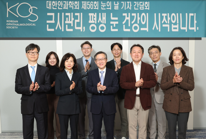 대한안과학회는 8일 서울 마포구 호텔 나루 서울 M갤러리에서 제56회 눈의 날 기자간담회를 개최했다. (왼쪽부터) 고재웅 대한안과학회 홍보이사, 정종진 홍보간사, 김태임 총무이사, 정재훈 기획간사, 김찬윤 이사장, 배형원 부총무이사, 유정권 기획이사, 최경식 법제이사, 안지윤 부총무이사.(제공=대한안과학회)