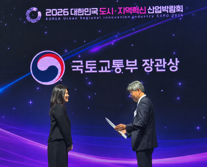 이재영 삼삼엠투 부대표(왼쪽)가 지난달 30일 충북 청주 오스코에서 열린 '2026 대한민국 도시·지역혁신 산업박람회'의 '도시·지역혁신대상'에서 국토교통부장관상을 수상하고 있다. [사진=삼삼엠투 제공]