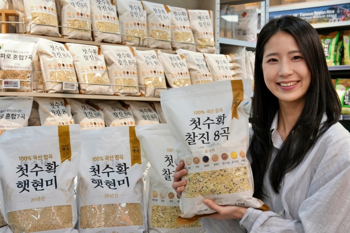 롯데마트·슈퍼는 2026년산 국산 햇곡 8종을 한 봉에 담은 '첫수확 찰진8곡(2.7kg/국산)'을 출시했다고 8일 밝혔다. 흰쌀에 섞기만 하면 간편하게 잡곡밥을 지을 수 있도록 기획한 상품이다.