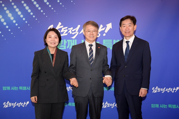 민형배 전남광주통합특별시장(가운데)과 백승주 균형발전(오른쪽)·윤난실 시민주권부시장.