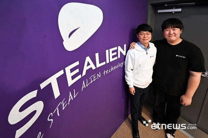 박찬암 스틸리언 대표(왼쪽)와 정건우 연구원.
이동근기자 foto@etnews.com