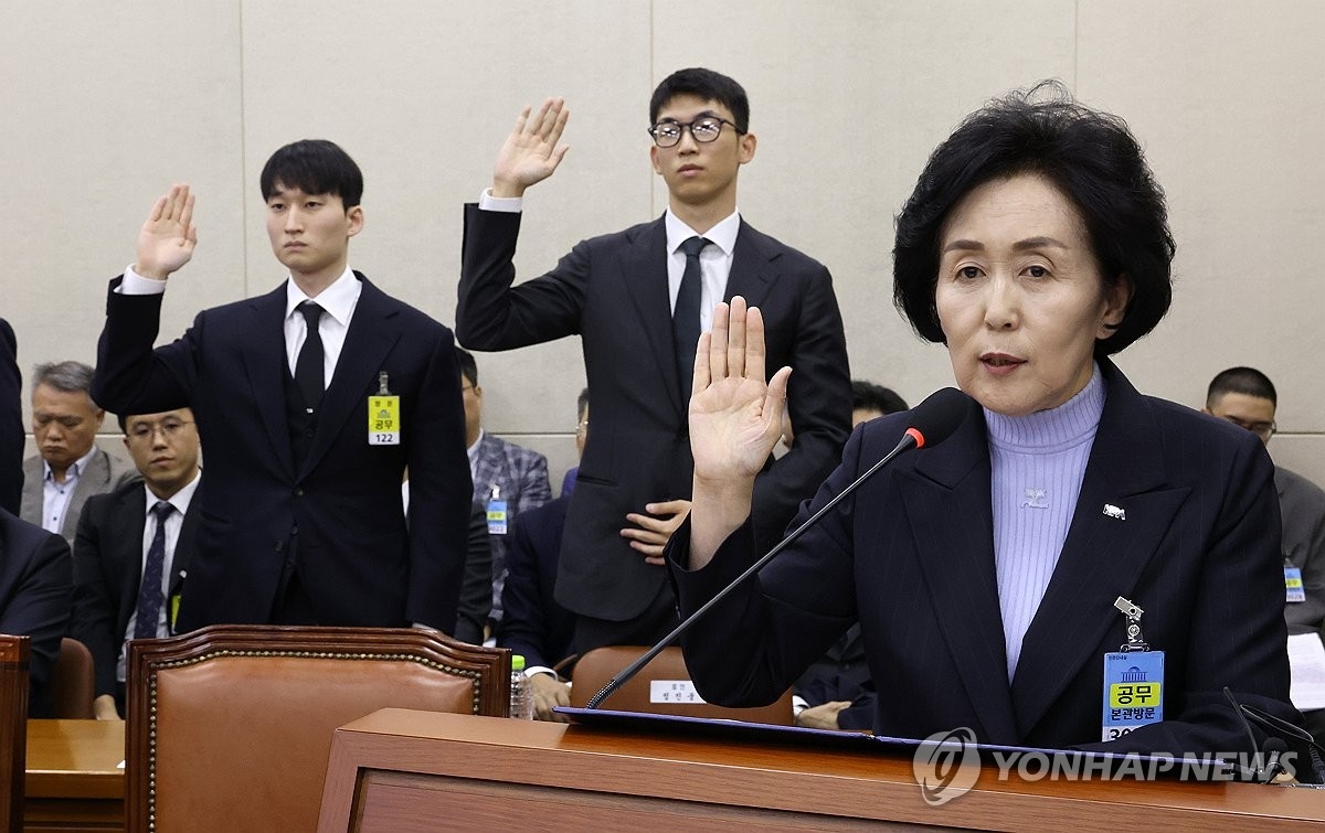 권영희 대한약사회장이 8일 국회 보건복지위원회에서 열린 질병관리청에 대한 국정감사에서 증인으로 출석해 선서하고 있다. 권 회장 뒤로는 정진웅 닥터나우 대표(가운데), 약사 이민기 씨(왼쪽)