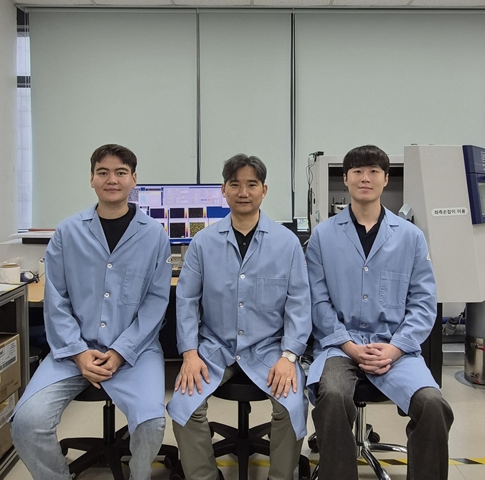 사진 왼쪽부터 KAIST 부얀톡톡 밭조릭 포닥, 홍승범 교수, 김승훈 박사