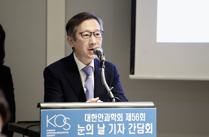 김찬윤 대한안과학회 이사장이 제56회 눈의 날 기자간담회에서 발언하고 있다.(제공=대한안과학회)
