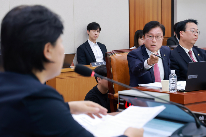 서영교 법사위원장 국정감사 진행에 항의하는 박형수 국민의힘 의원. 연합뉴스