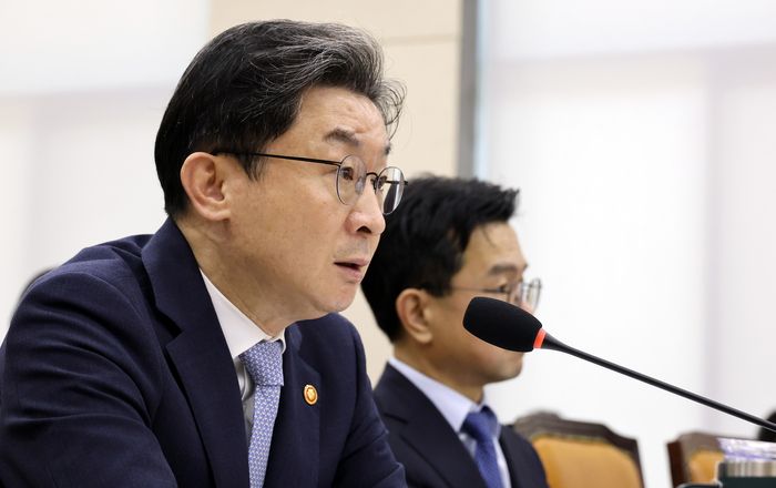 이억원 금융위원장이 8일 국회 정무위원회에서 열린 금융위원회 등에 대한 국정감사에서 위원들의 질의에 답하고 있다. [사진= 연합뉴스 eastsea@yna.co.kr 제공]