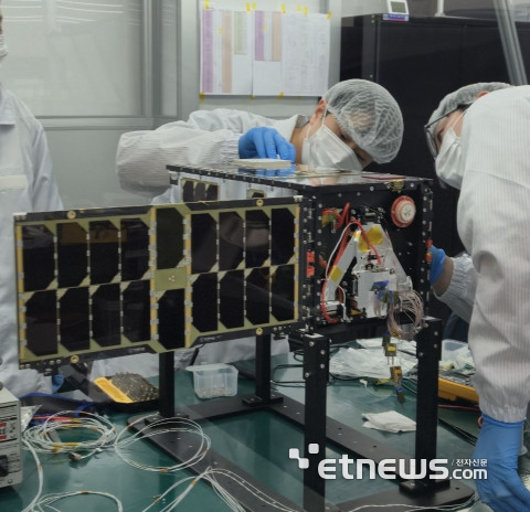 스텝랩 연구진이 대전샛-1호를 점검하는 모습. 한국항공대 제공.