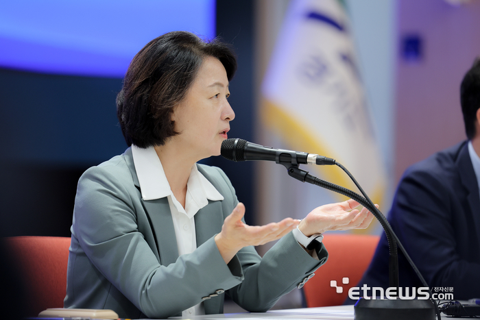추미애 경기지사가 8일 경기도서관 플래닛 경기홀에서 31개 시·군 부단체장에게 도의 재정위기 상황을 설명했다. 경기도 제공.
