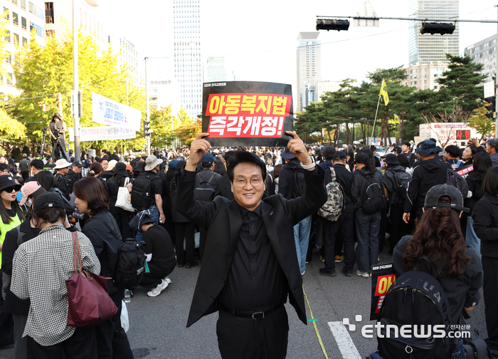 안민석 경기도교육감이 9일 국회 앞에서 열린 '교육활동 보장 법 개정 촉구 전국 교원 집회'에 참석해 아동복지법 등 관련 법률 개정을 요구했다. 경기도교육청 제공.