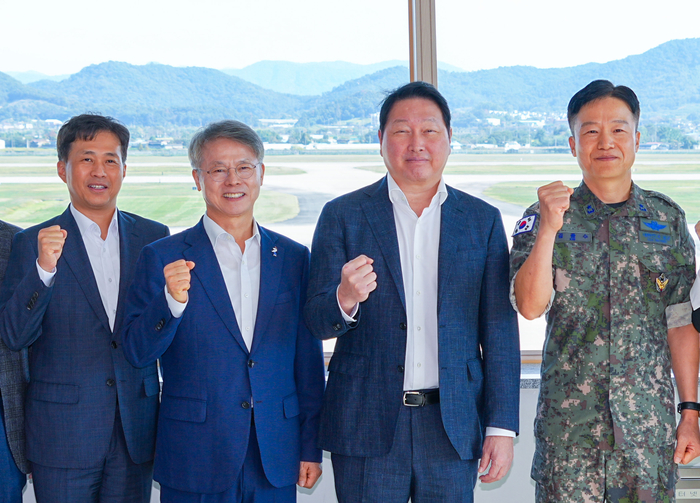 민형배 전남광주통합특별시장과 최태원 SK그룹 회장이 9일 오후 광산구 공군 제1전투비행단 비상관제탑에서에서 군공항 호남권 반도체 클러스터 부지를 점검한 뒤 기념촬영을 하고 있다.