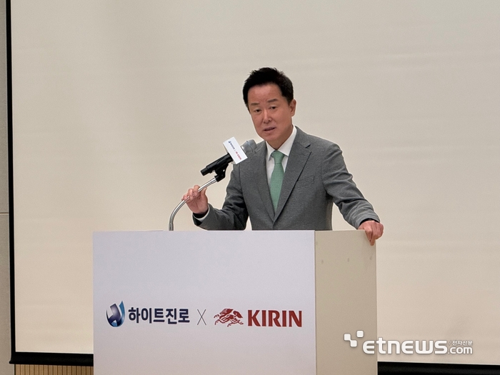장인섭 하이트진로 대표가 8일 경기 용인시에 있는 통합연구소에서 기린 이치방 시보리의 국내 생산 개시와 양사 간 기술 협력 및 중장기 파트너십 확대 계획을 발표했다.