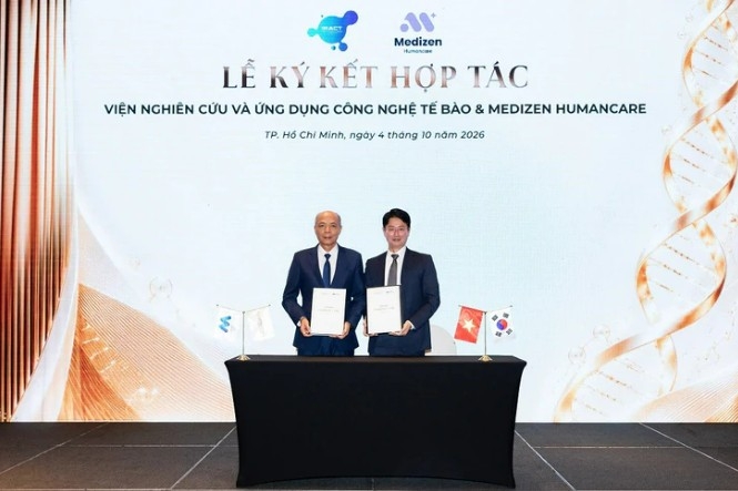 론제비티 메디컬 시스템 응우옌 티엔 둥 박사(왼쪽)와 신동직 메디젠휴먼케어 대표가 현지 예방의학 시장 공략을 위한 협약을 체결했다. (사진=메디젠휴먼케어)