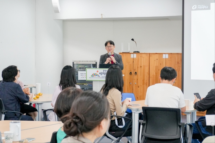 8일 경남 통영RCE 세자트라센터에서 열린 '공감교육 교원 연수 프로그램'에서 가천대학교 장대익 석좌교수가 교사들을 대상으로 강연하고 있다. 이날 행사는 유치원, 초중고 교사 30여 명이 참석한 가운데 진행됐다. 〈자료 풀무원재단〉