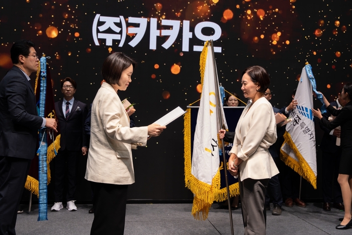 지난 9일 공주에서 열린 '2026년 전통시장 및 상점가 활성화 유공 포상' 시상식에서 이소영 중소벤처기업부 장관(가운데 왼쪽)이 양현서 카카오 상생사업 성과리더에게 국무총리표창을 수여하고 있다. 〈자료 카카오〉