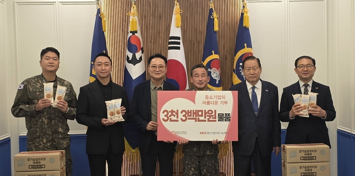 중소기업사랑나눔재단이 12일 경기 평택에 위치한 해군 제2함대사령부를 찾아 3300만원 상당의 위문품을 전달하고 기념촬영을 하고있다. (왼쪽 2번째부터) 이준영 남향푸드또띠아 대표, 이군신 남향푸드또띠아 대표, 정종구 해군2함대 참모장, 손인국 중소기업사랑나눔재단 이사장, 강형덕 중소기업사랑나눔재단 사무총장.